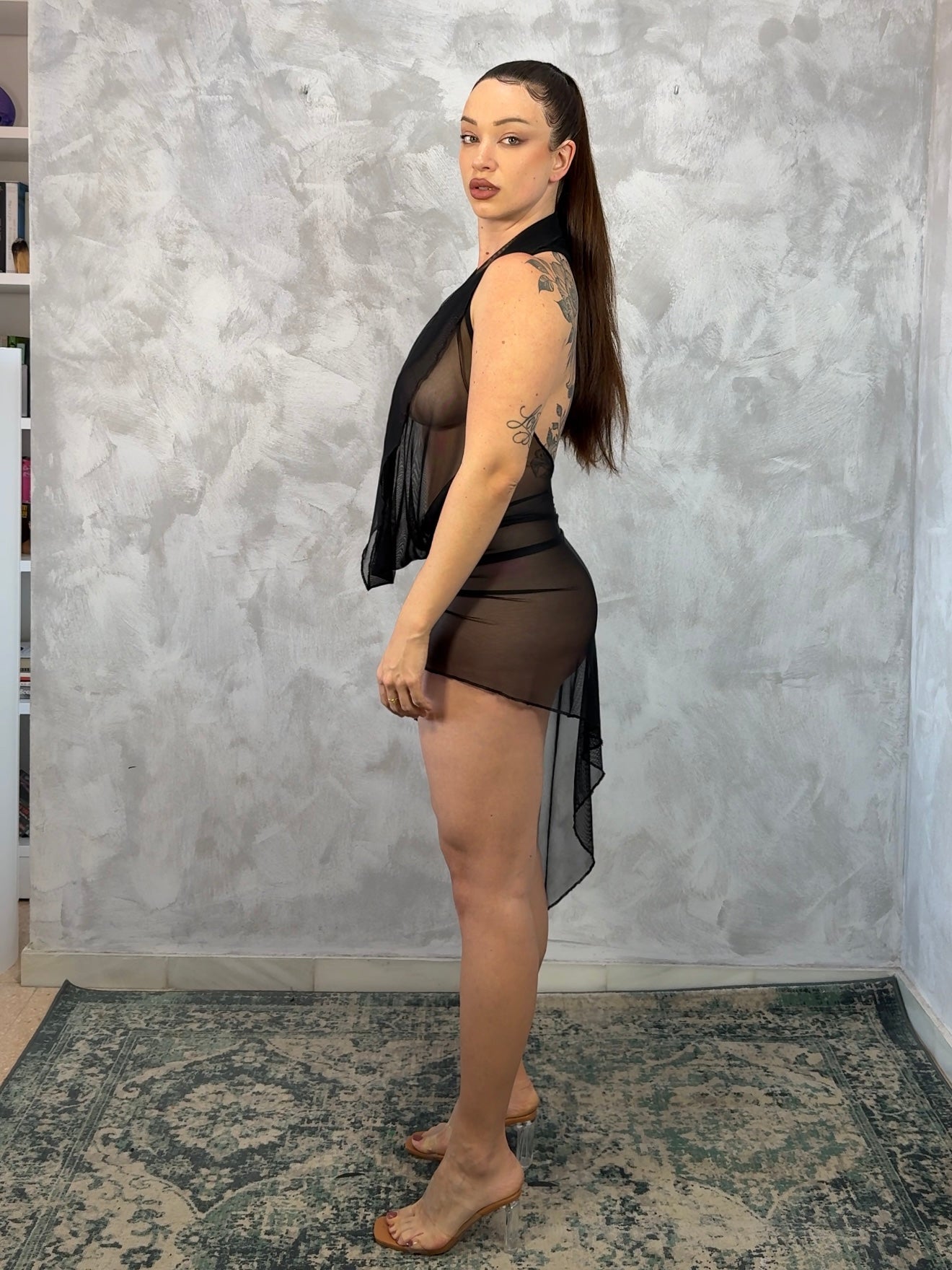 VESTIDO TUL ELASTICO NEGRO CON CAPUCHA