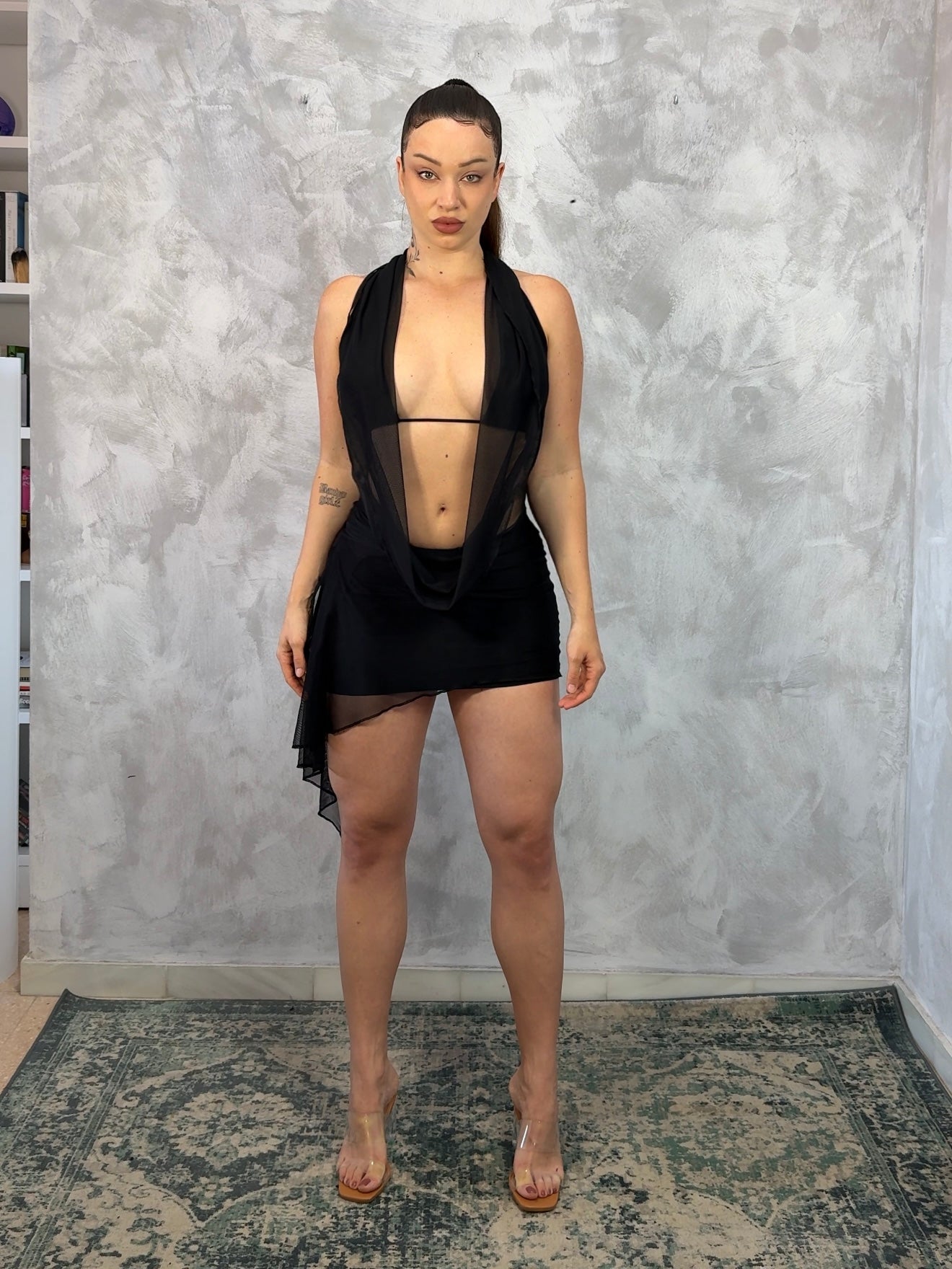 VESTIDO TUL ELASTICO NEGRO CON CAPUCHA