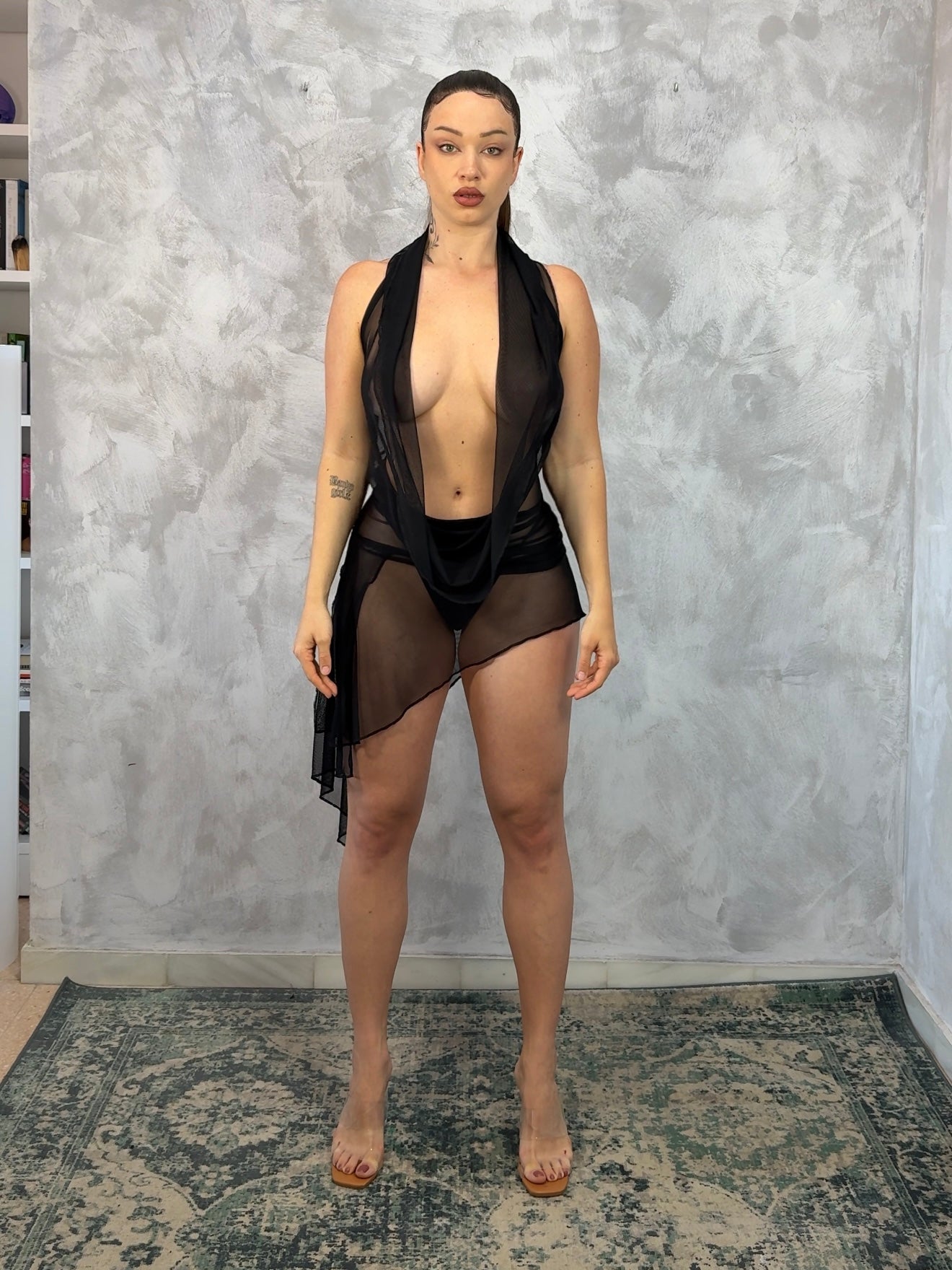 VESTIDO TUL ELASTICO NEGRO CON CAPUCHA